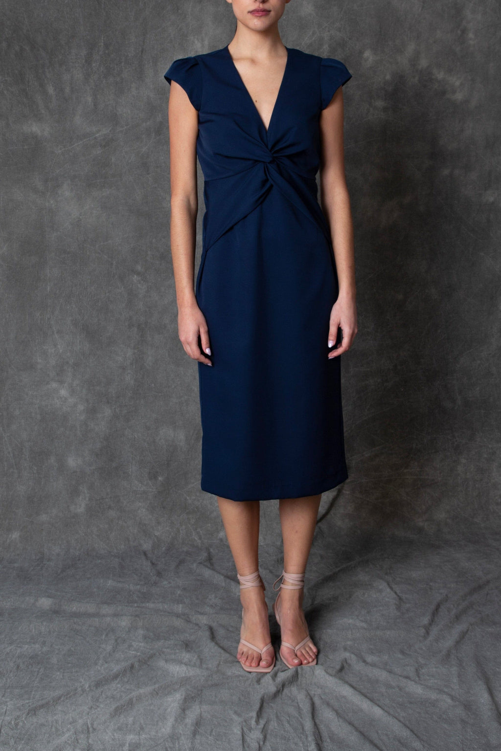 Vestido midi azul marino con drapeado central