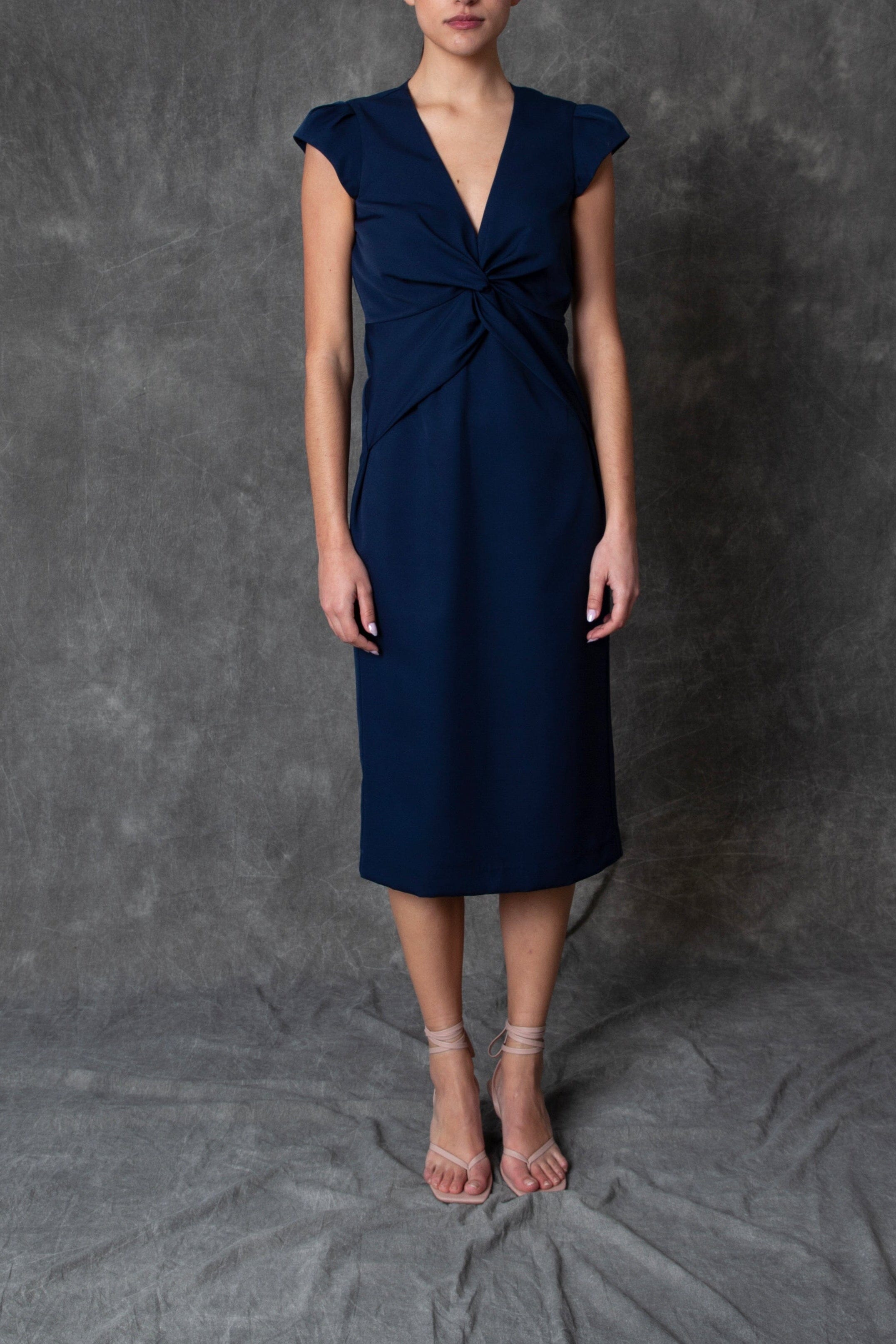 Vestido midi azul marino con drapeado central
