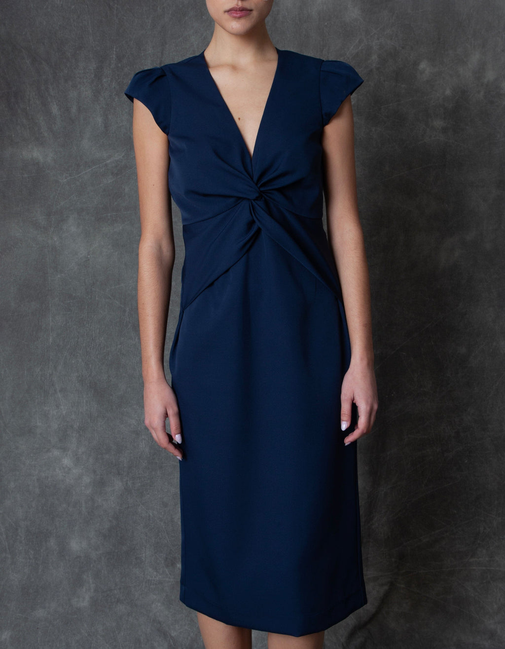 Vestido midi azul marino con drapeado central