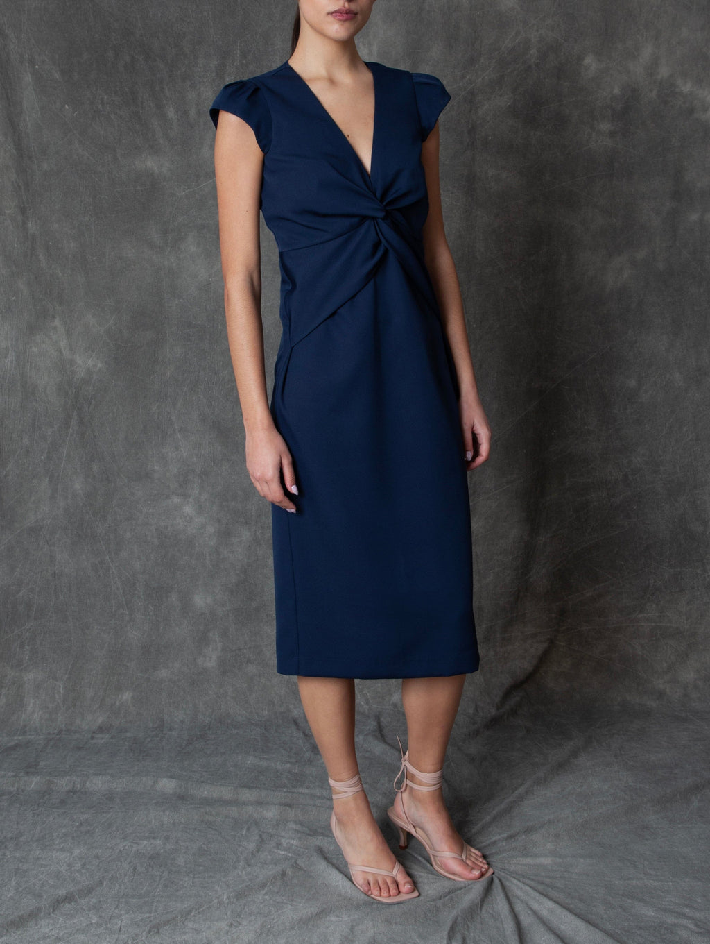 Vestido midi azul marino con drapeado central