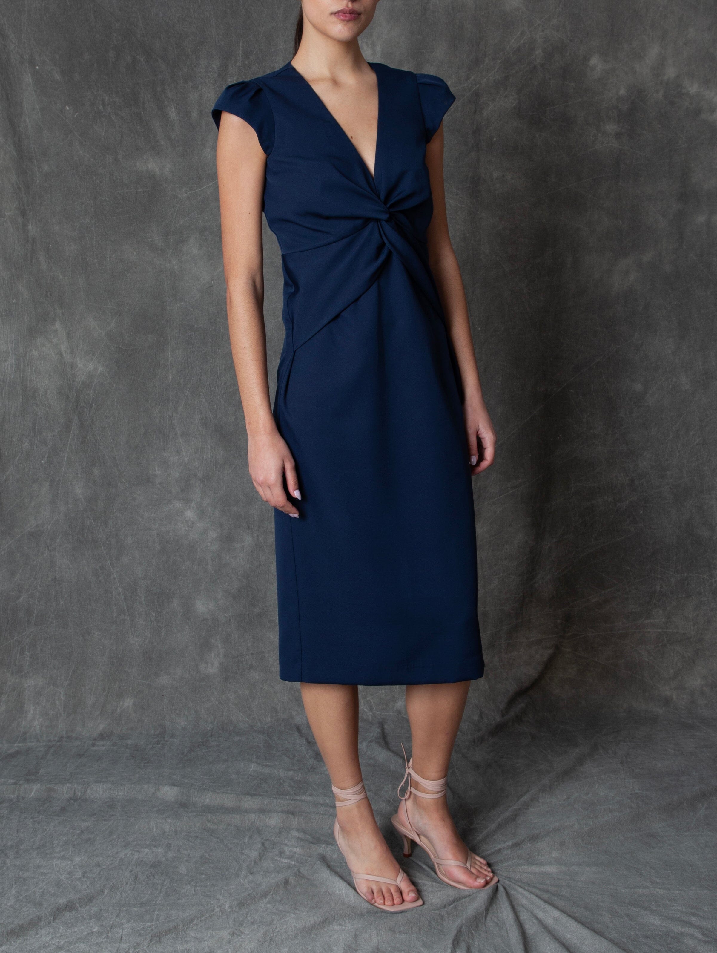 Vestido midi azul marino con drapeado central