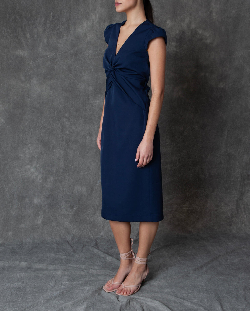 Vestido midi azul marino con drapeado central