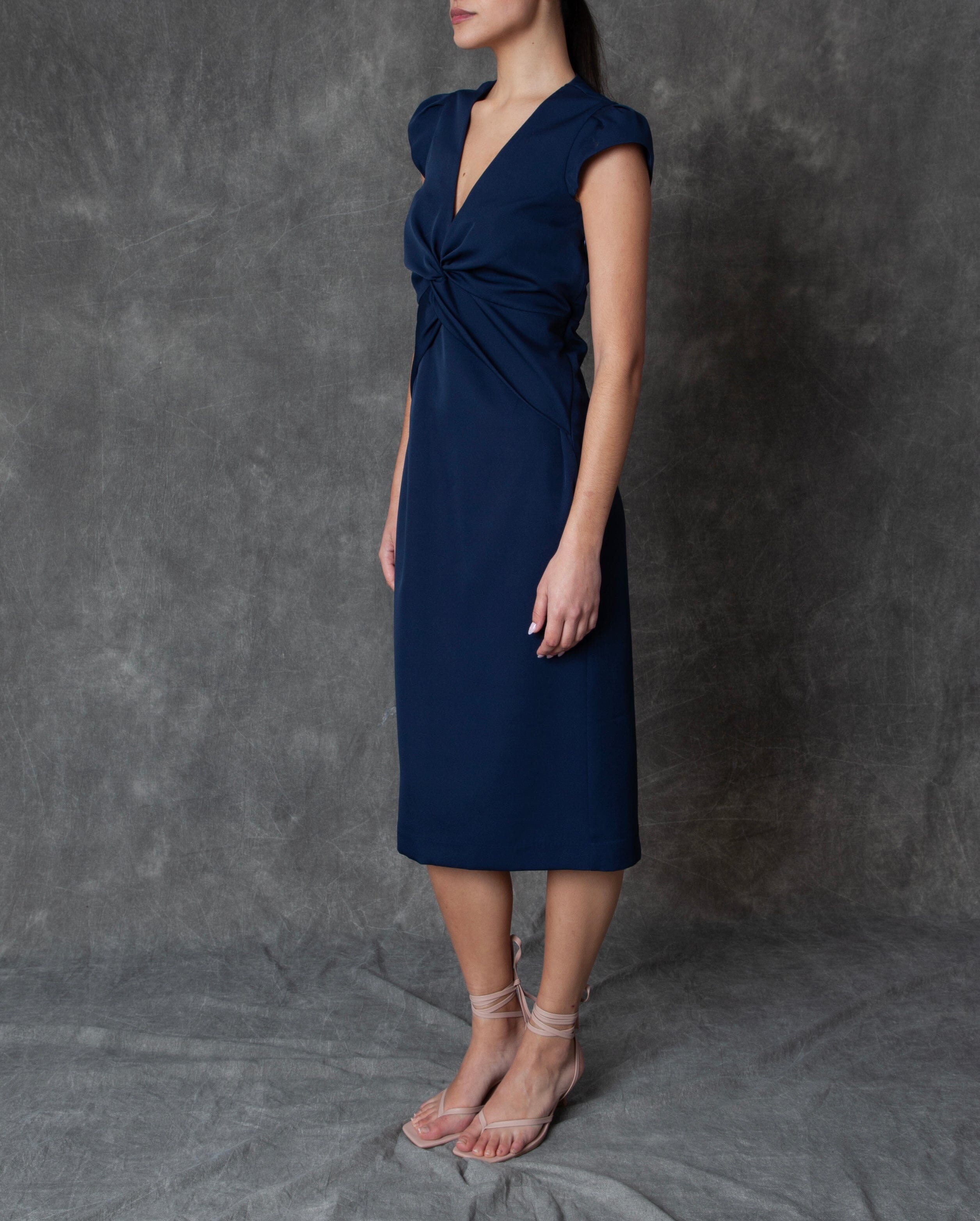 Vestido midi azul marino con drapeado central