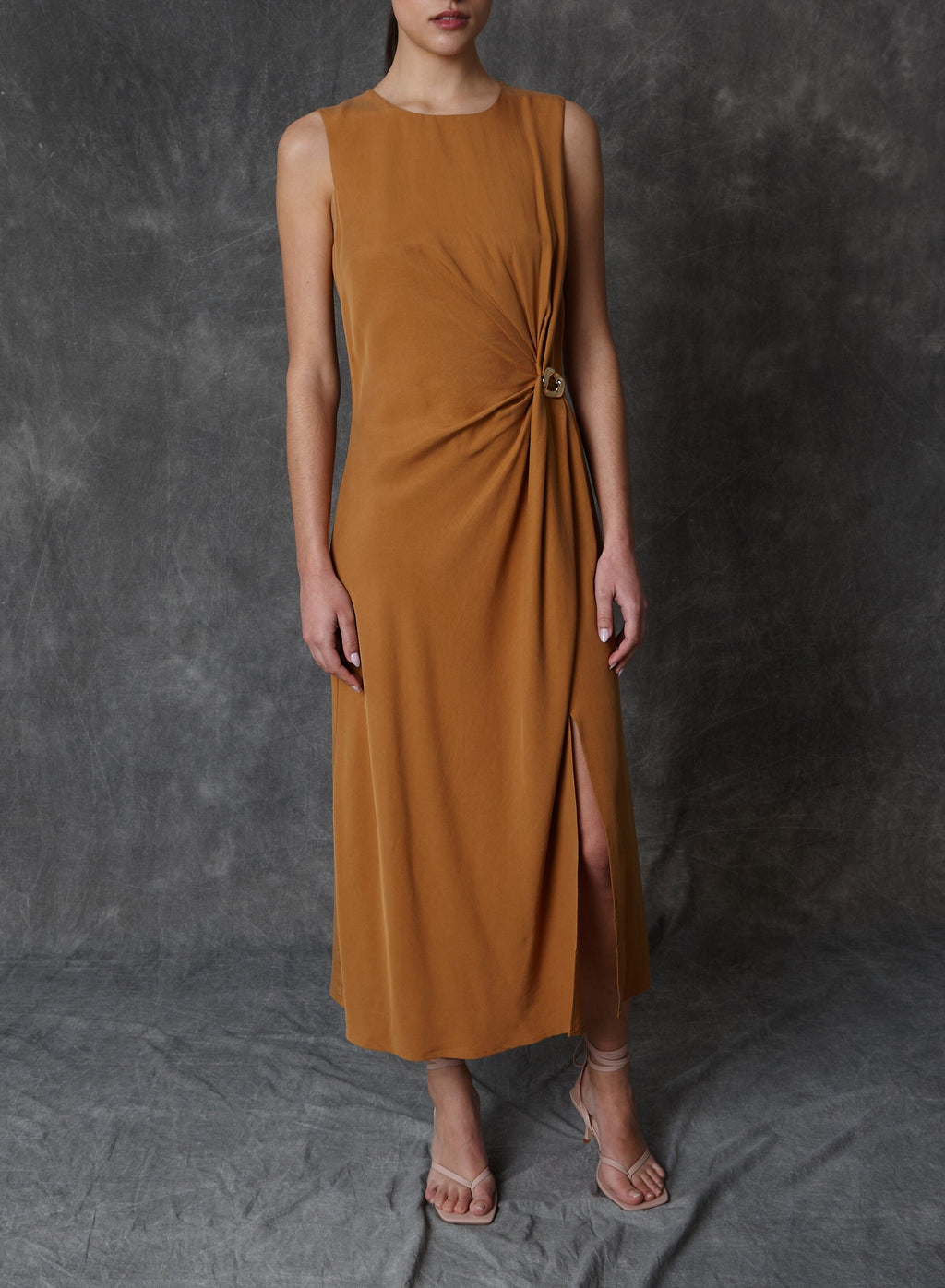 Vestido midi drapeado color teja con detalle metálico