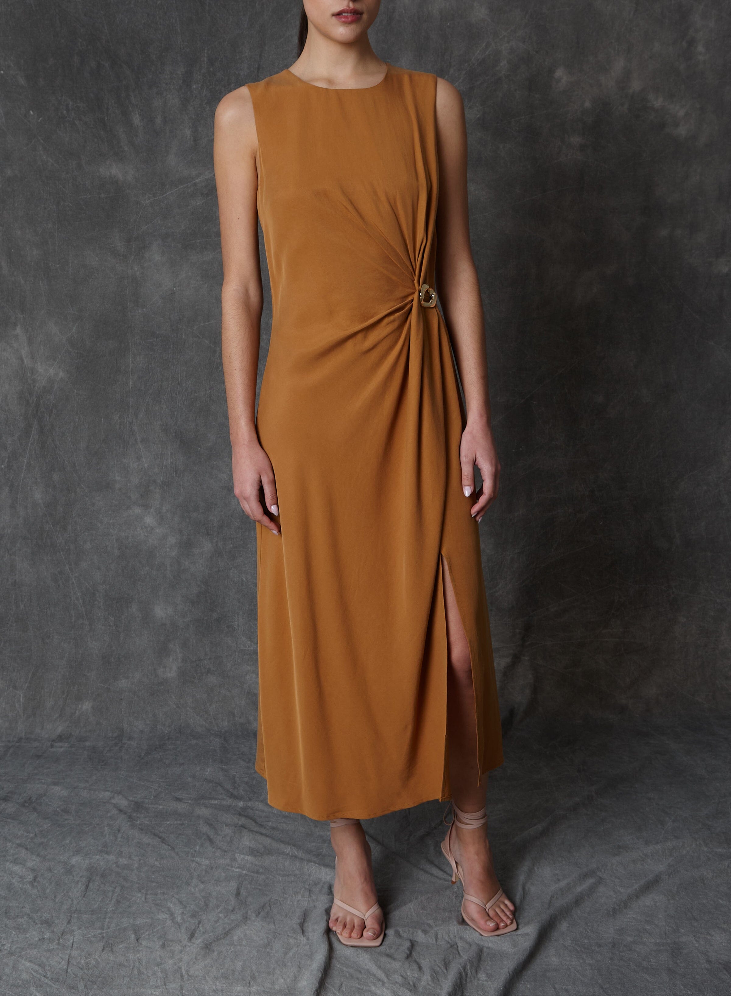Vestido midi drapeado color teja con detalle metálico