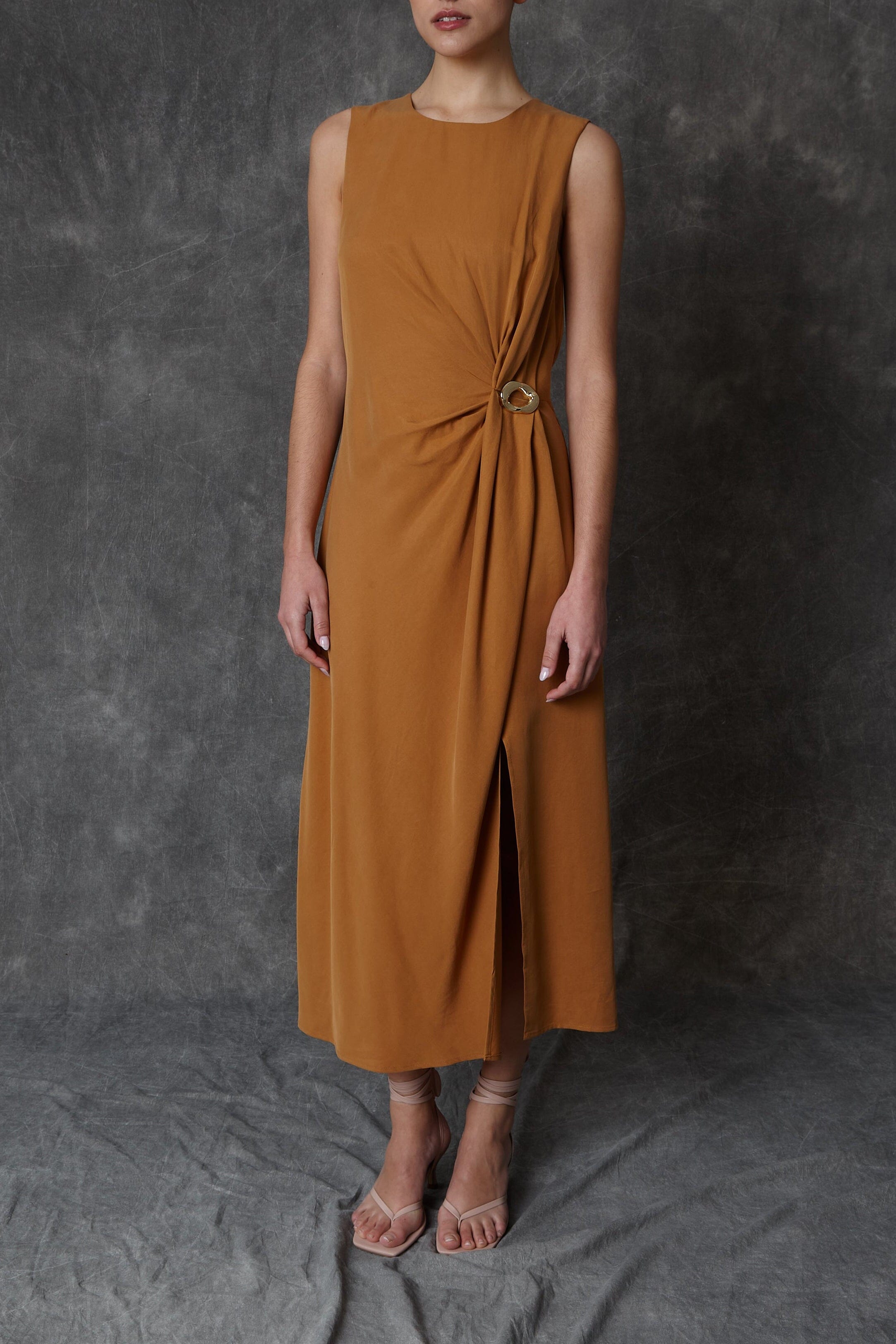 Vestido midi drapeado color teja con detalle metálico