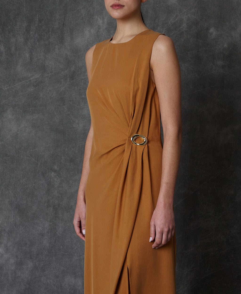 Vestido midi drapeado color teja con detalle metálico