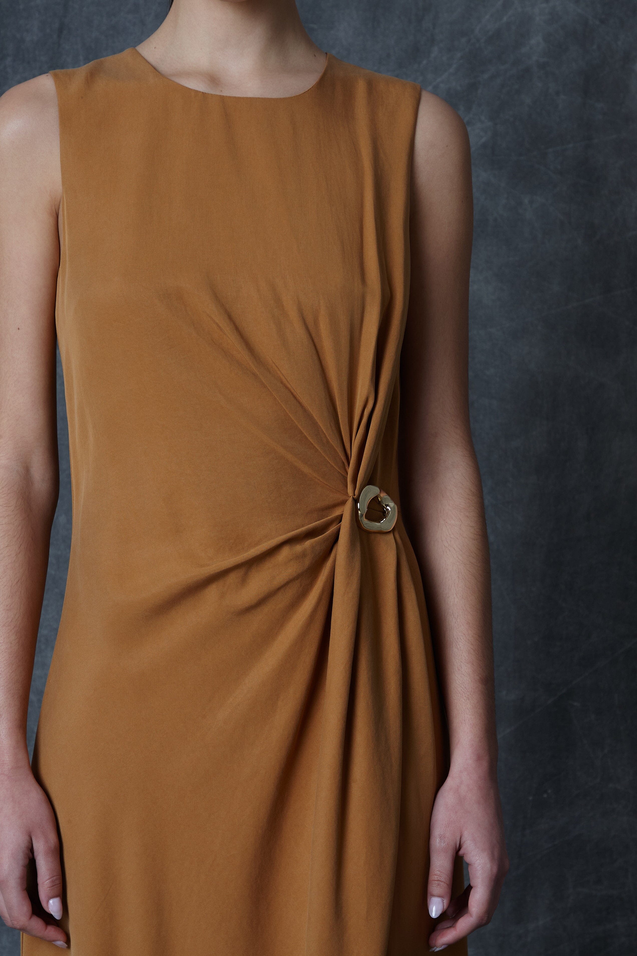 Vestido midi drapeado color teja con detalle metálico