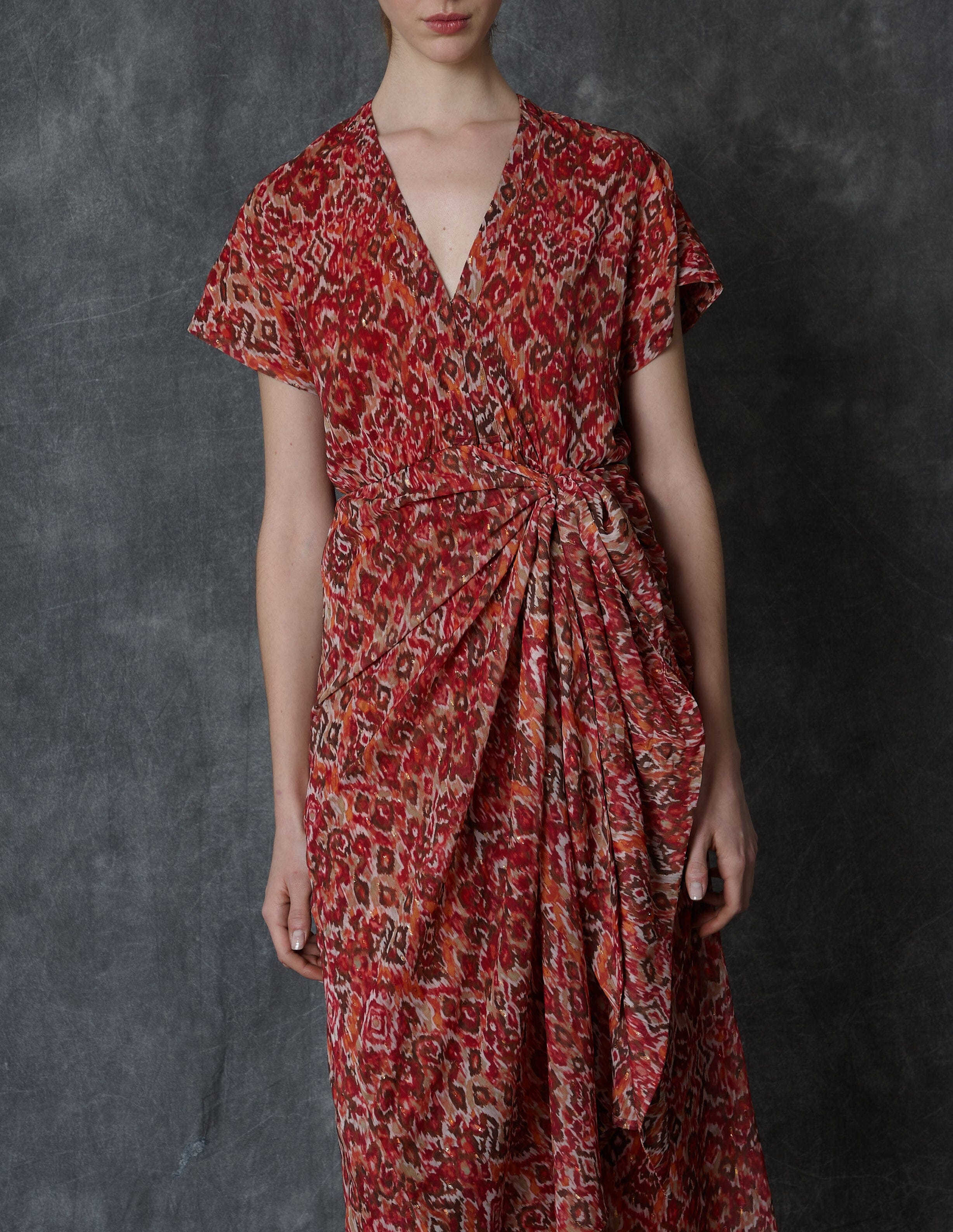 Vestido midi estampado en rojo con drapeado lateral