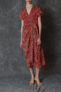 Vestido midi estampado en rojo con drapeado lateral