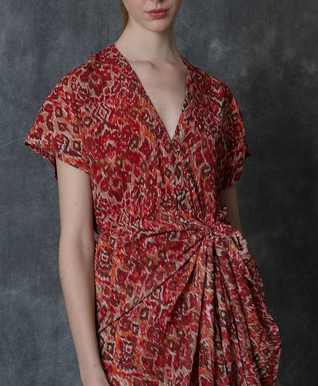 Vestido midi estampado en rojo con drapeado lateral