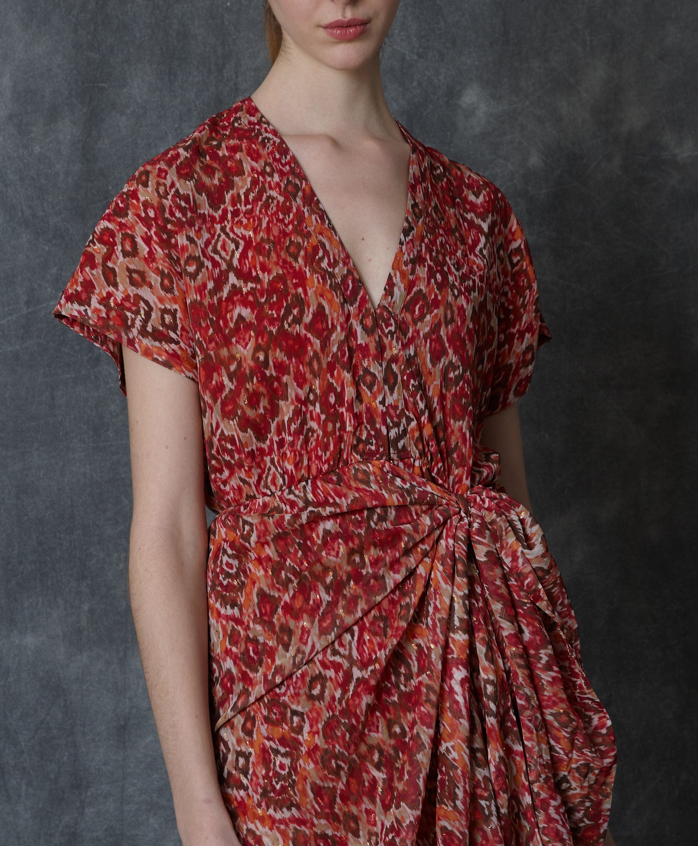 Vestido midi estampado en rojo con drapeado lateral