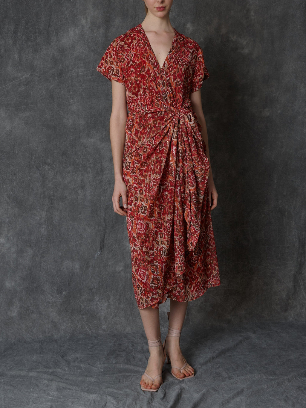 Vestido midi estampado en rojo con drapeado lateral