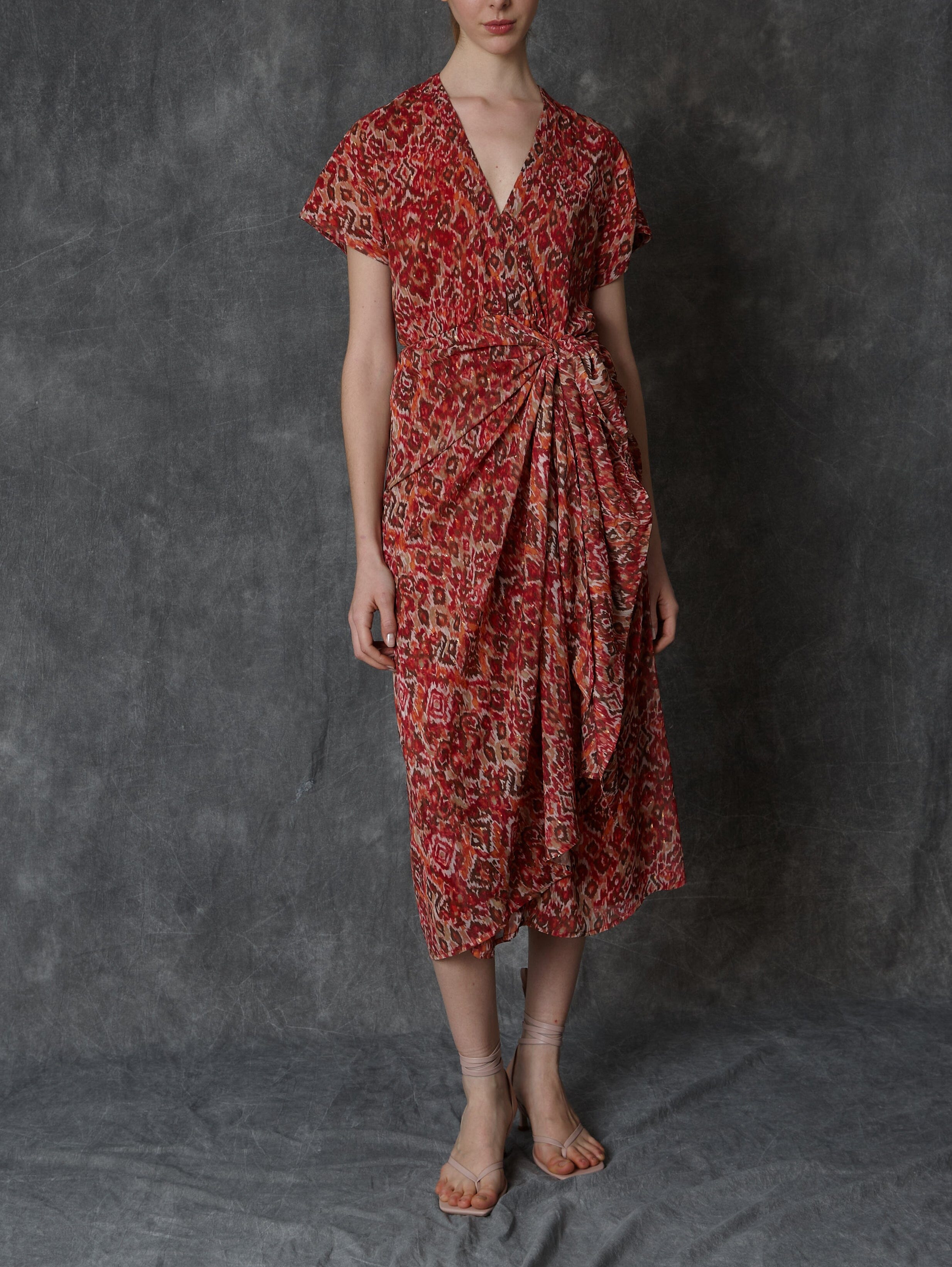 Vestido midi estampado en rojo con drapeado lateral