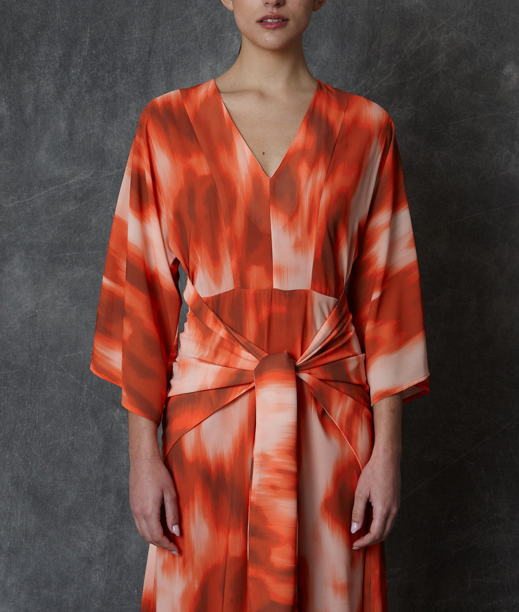 Vestido midi estampado en tonos coral con lazada frontal