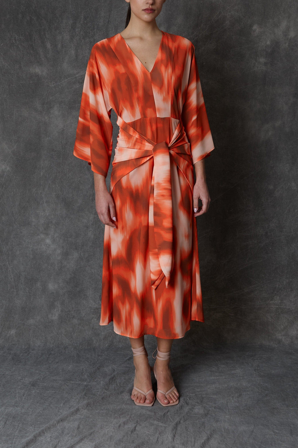Vestido midi estampado en tonos coral con lazada frontal