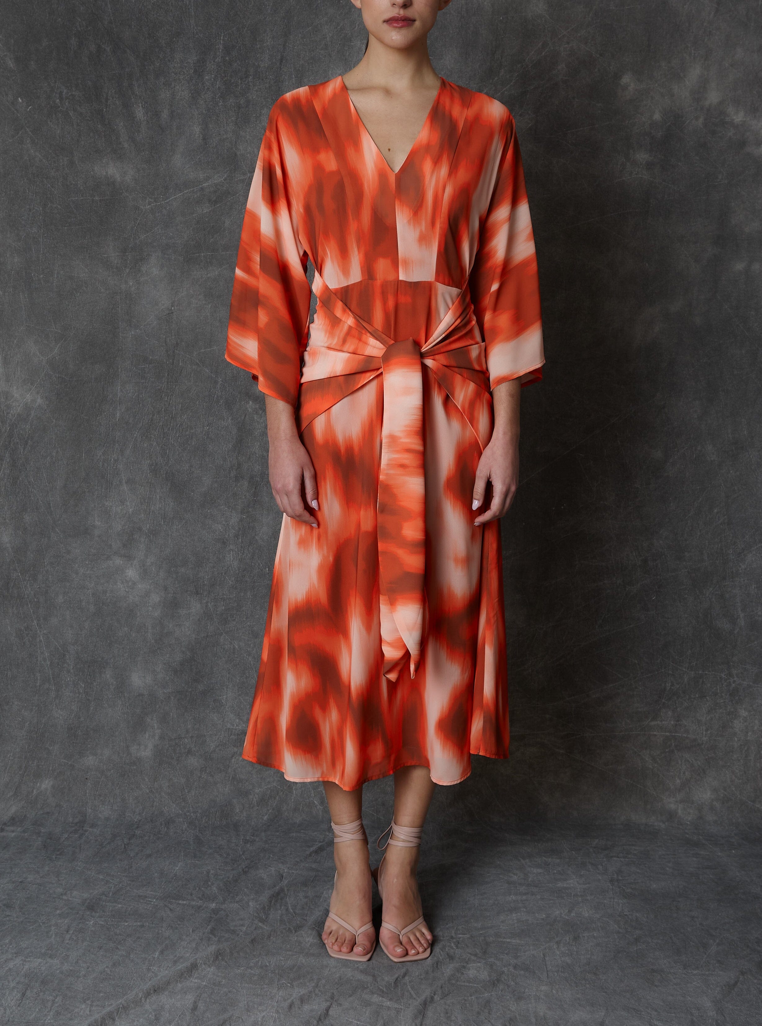 Vestido midi estampado en tonos coral con lazada frontal