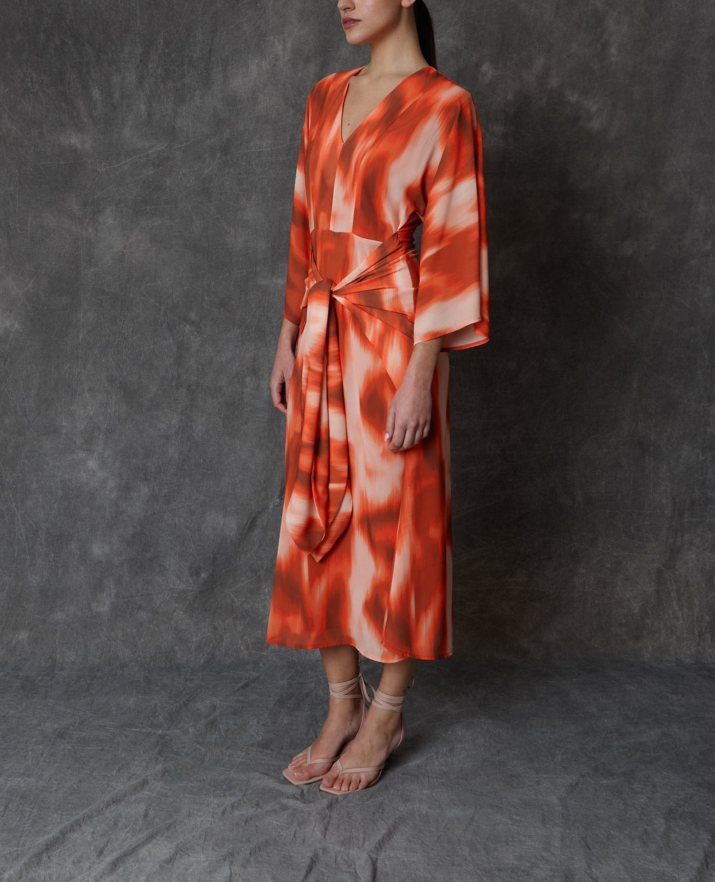 Vestido midi estampado en tonos coral con lazada frontal