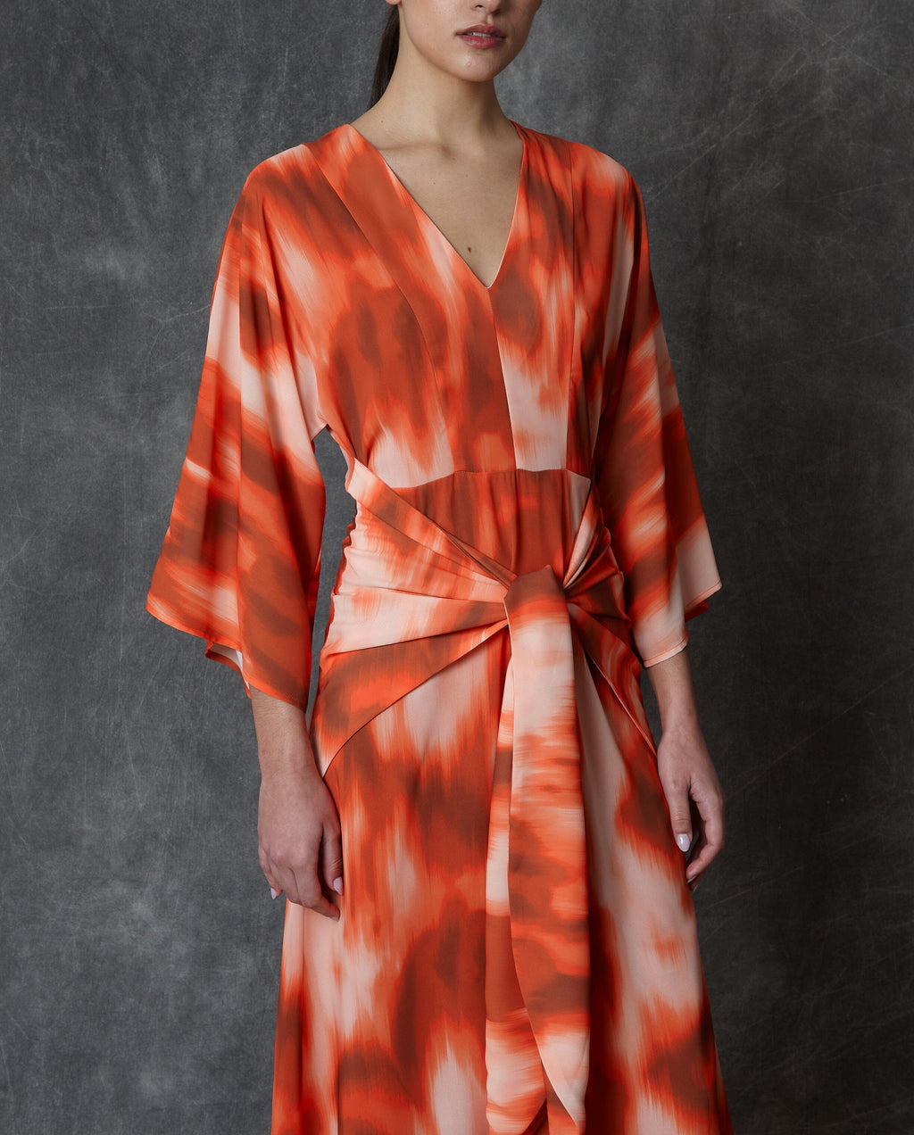 Vestido midi estampado en tonos coral con lazada frontal