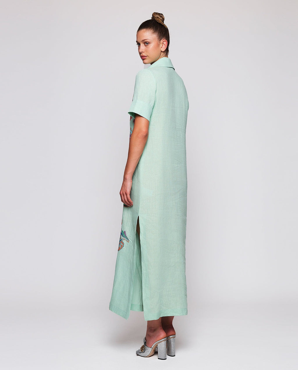 Vestido verde bordado paisley de lino