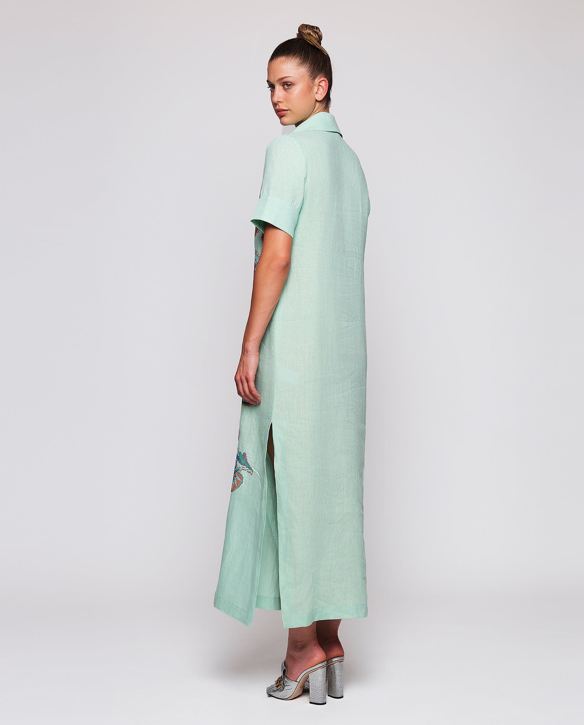 Vestido verde bordado paisley de lino