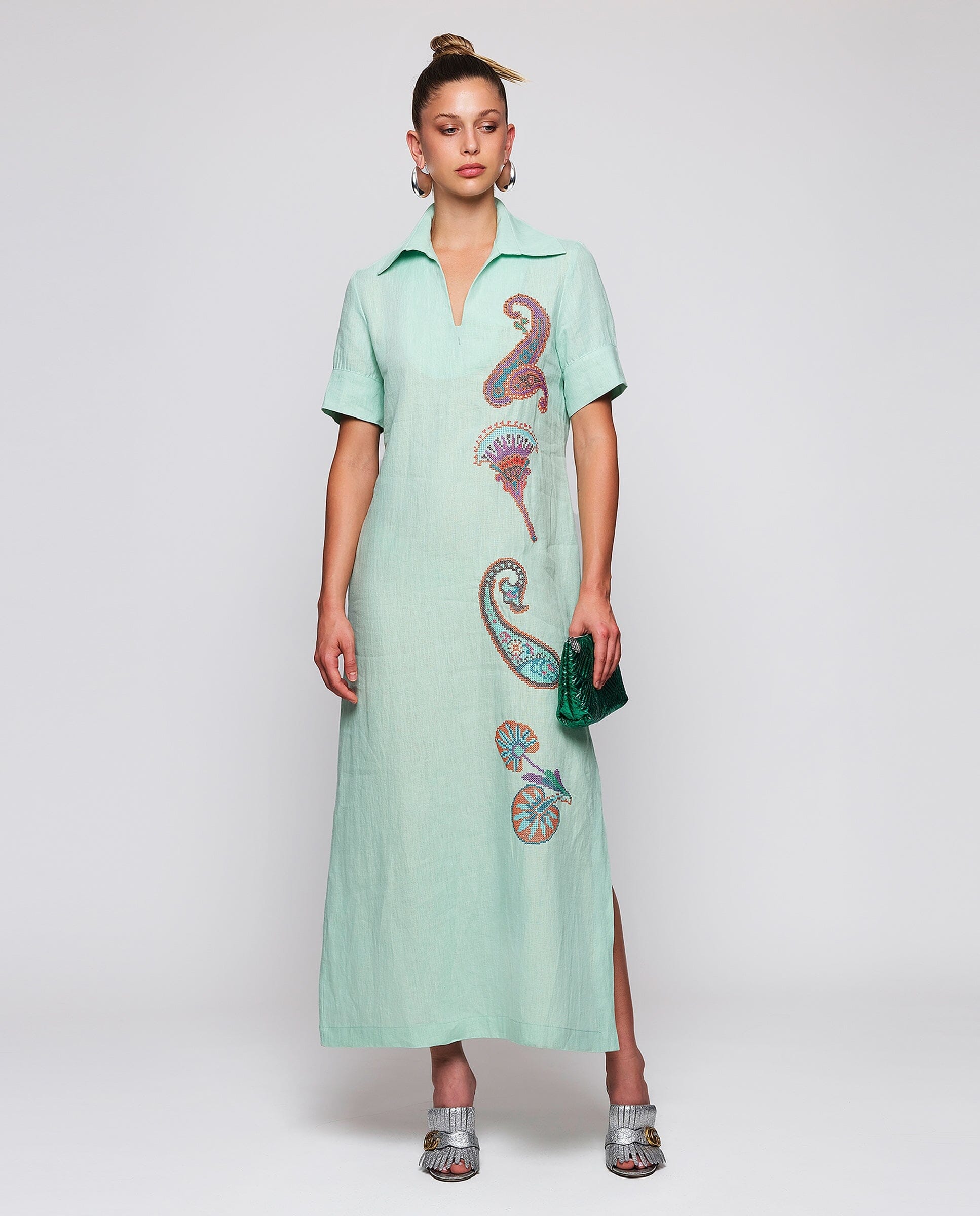 Vestido verde bordado paisley de lino