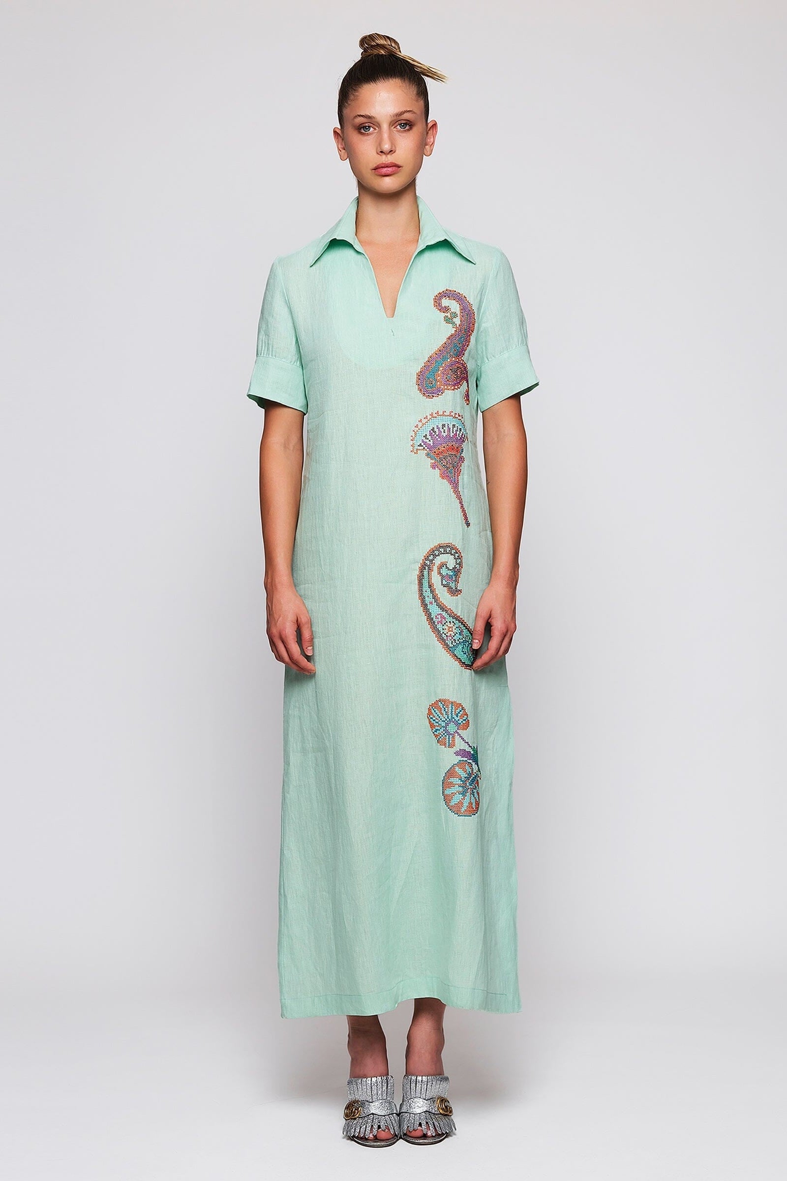Vestido verde bordado paisley de lino